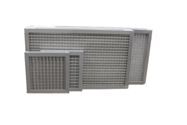 L'argent a ridé le filtre à air préliminaire de filets en aluminium en paquet de carton